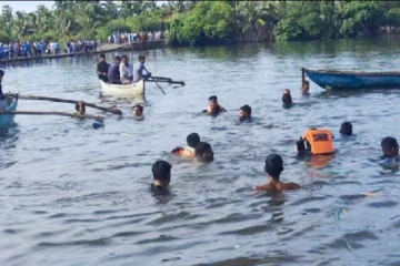 மற்றுமொரு மிதப்பு பாலம் கவிழ்ந்தது: ஒருவர் மாயம்