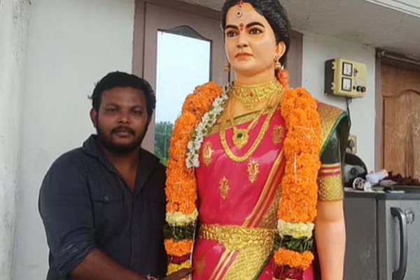 சிலையாக வந்து நின்ற இறந்த சகோதரி! ஊருக்கே விருந்து வைத்து ரக்ஷா பந்தன் கொண்டாடிய குடும்பம் | Brothers Celebrated Raksha Bandhan Statues Sister