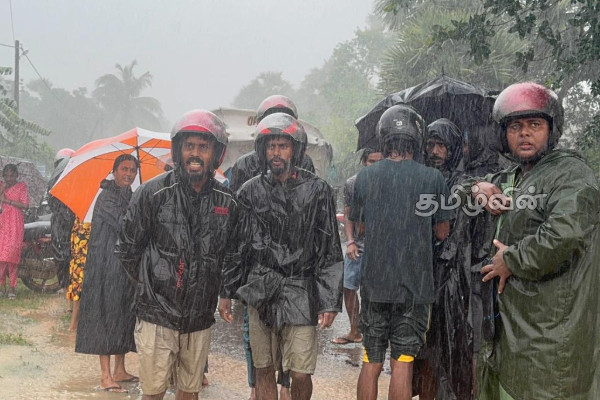 வெள்ள அனர்த்தத்தில் சிக்கிய விவசாயிகள் : மீட்டெடுத்த குமுழமுனை மக்கள் | Farmers Trapped In Flood Disaster Mullaitivu