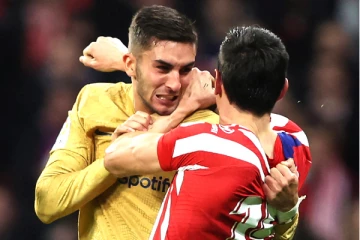 மைதானத்தில் மோசமாக சண்டை போட்டுக்கொண்ட பார்சிலோனா, அட்லெட்டிகோ வீரர்கள்., வைரலாகும் வீடியோ