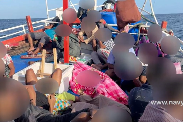 சட்டவிரோதமாக வெளிநாடு செல்ல முயன்ற 85 பேர் கைது (படங்கள்) | Sl Navy Attempted To Migrate Illegally By Boat