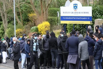 இங்கிலாந்திலுள்ள பள்ளி ஒன்றின் முன் குவிந்துள்ள இஸ்லாமியர்கள்... சர்ச்சையில் சிக்கிய ஆசிரியர்