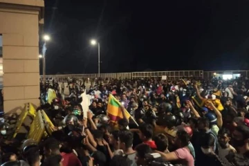 கொழும்பில் அதிபர் மாளிகையை முற்றுகையிட்ட ஆர்ப்பாட்டக்காரர்கள்!