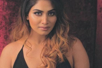 நேத்து டூபீஸ் போட்டோஸ்!! இன்று வாய்ப்பிளக்க வைக்கும் கிளாமரில் நடிகை ஷிவானி..