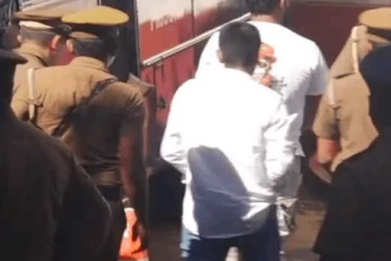 நீதிமன்றத்துக்கு அழைத்துச் செல்லும் போது பொலிஸாருக்கு கைதி கொடுத்த ஷாக்