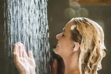 குளிக்கும் போது சிறுநீர் கழிப்பதால் இவ்வளவு நன்மைகள் இருக்கா? இது தெரியாம போச்சே