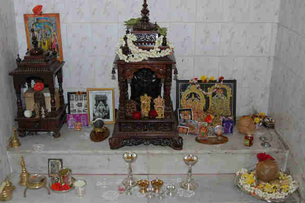 படுக்கை அறையில் சுவாமி படங்கள் வைக்கலாமா? இதைத் தெரிந்து கொள்ளுங்கள் | As Vastu Can We Keep God Picture In Bed Room