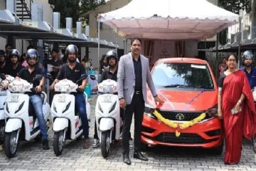 ஊழியர்களுக்கு கார் மற்றும் பைக்கை பரிசாக வழங்கிய சென்னை தனியார் நிறுவனம்