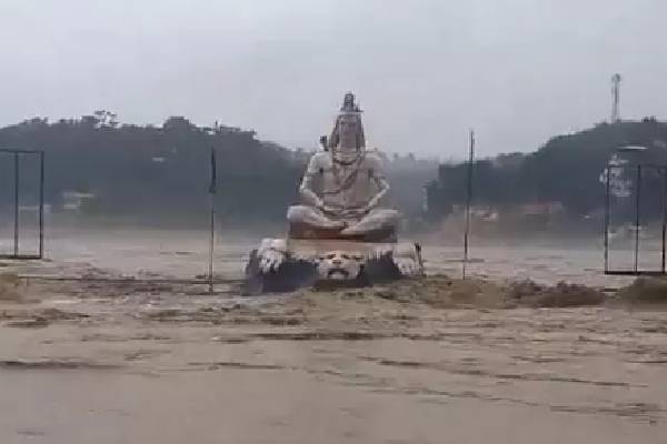 பிரம்மாண்டமான சிவன் சிலையை சூழ்ந்துள்ள கங்கை வெள்ளம்.., வைரலாகும் வீடியோ | Ganga Flood Engulfs Shiva Statue Viral Video