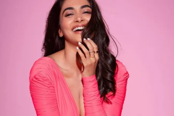 பூஜா ஹெக்டே உச்சகட்ட கவர்ச்சி போட்டோஷூட்