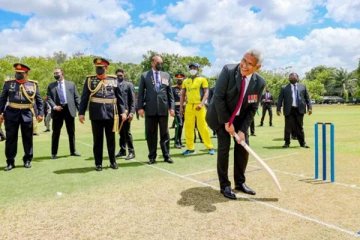 கிரிக்கெட் விளையாடிய ஜனாதிபதி கோட்டாபய; வைரலாகும் புகைப்படங்கள்!