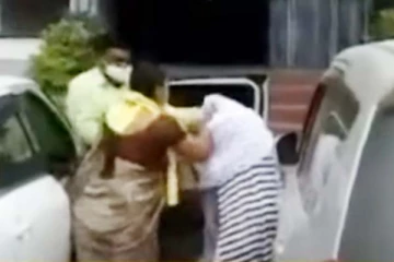 ஹொட்டலில் வேறொரு பெண்ணுடன் சிக்கிய கணவர்: நடுரோட்டில் சரமாரியாக மனைவி கொடுத்த தண்டனை