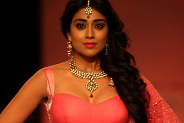 40 வயதில் பொது இடத்தில் கணவருக்கு உதட்டு முத்தம்.. வைரலாகும்நடிகை ஸ்ரேயாவின் வீடியோ.. | Shriya Saran Kiss Her Husband Theatre Video Viral