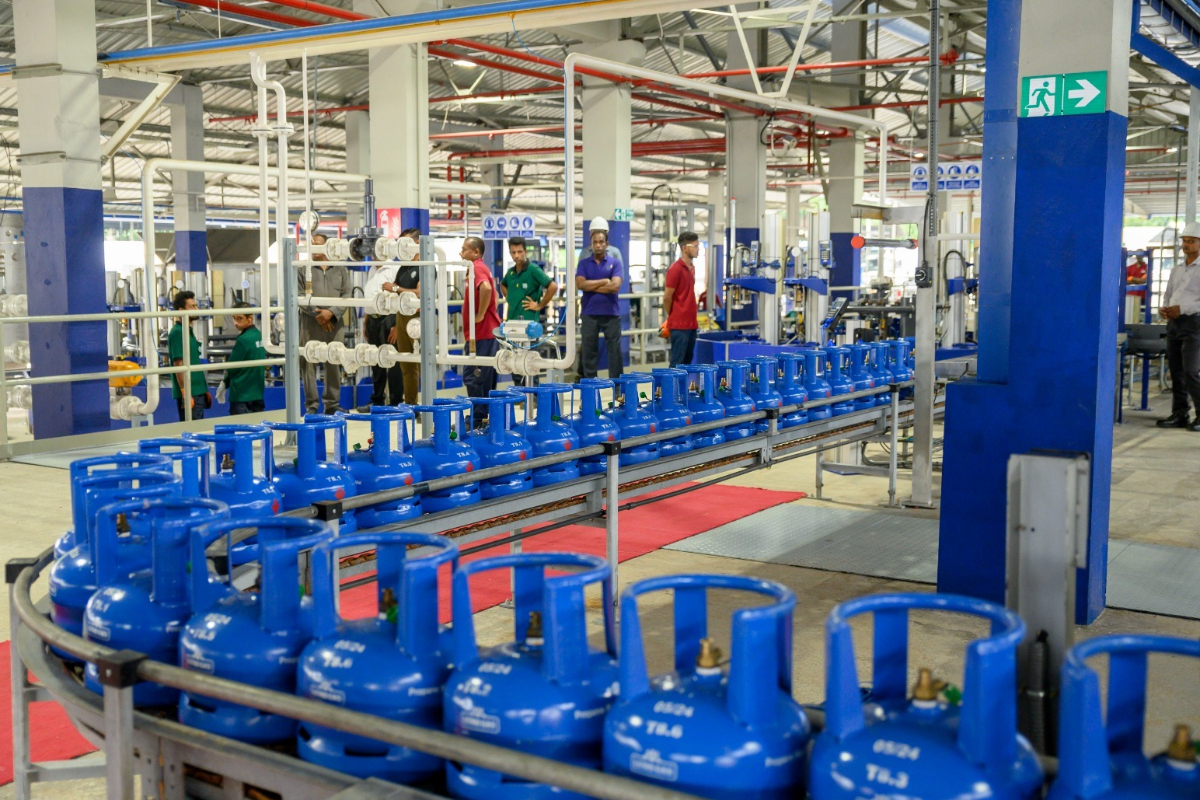 அநுர தரப்பு உறுப்பினர்களின் வீடுகளில் பதுக்கப்பட்டுள்ள எரிபொருள் : கோட்டாபய காலத்தை நினைவுப்படுத்தி எச்சரிக்கை | Fuel Crisis Sri Lanka Petrol Line