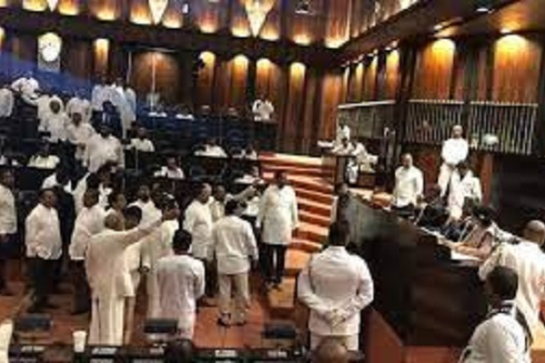 அமளிதுமளியில் செங்கோலை தூக்கும் முயற்சி- சபாநாயகருக்கு விடுக்கப்பட்ட கடும் எச்சரிக்கை! - ஐபிசி தமிழ்