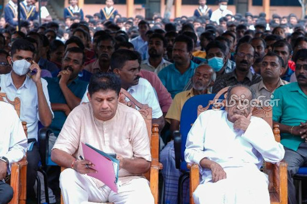 பாடசாலை பைகளைச் சோதனையிடும்போது வெற்று உணவுப் பெட்டிகளையே காண முடிகிறது: சஜித் (Photos) | Checking Children School Bags Only Empty Boxes