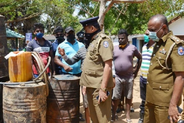கொட்டும் மழையில் காவல்துறையினர் அதிரடி - மூவர் தப்பியோட்டம்