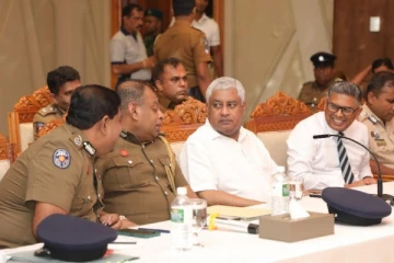 பொலிஸ் அதிகாரிகள் வெட்கப்பட வேண்டும்: கடும் தொனியில் பேசிய டிரான் அலஸ்