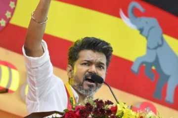 அரசியல் பேசுகிறோம் என்ற எண்ணத்தில் தரக்குறைவாக யாரையும் விமர்சிக்க கூடாது- விஜய் உத்தரவு