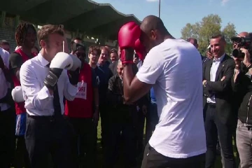 குத்துச்சண்டையிட்டு வாக்கு சேகரித்த பிரான்ஸ் அதிபர்!