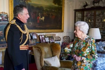 நிறம் மாறியுள்ள பிரித்தானிய ராணியாரின் கைகள்: மருத்துவர்கள் அளித்த விளக்கம்