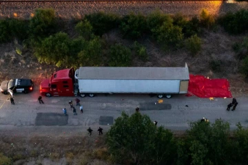 ட்ரக் வண்டியிலிருந்து மீட்கப்பட்ட புலம்பெயர்ந்தோரின் சடலங்கள் - மூவர் கைது