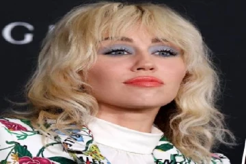 பிரபல பாப் பாடகி மிலி சைரஸ் சென்ற விமானத்தை தாக்கிய மின்னல்