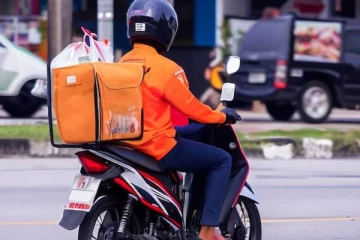 வாடிக்கையாளர் ஆர்டர் செய்த சாப்பாட்டையும் சாப்பிட்டுவிட்டு... சோம்பேறி என திட்டிய டெலிவரி பாய்!