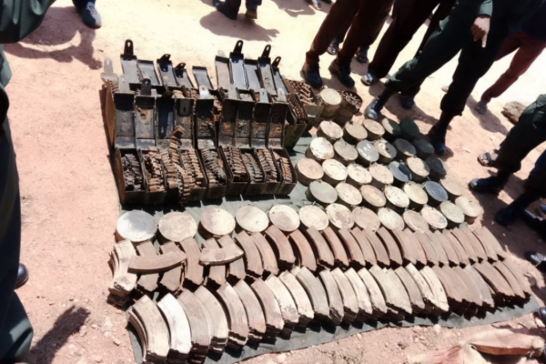 விசேட சோதனையில் சிக்கிய 2000இற்கு மேற்பட்ட ஆயுதங்கள் | Over 2000 Weapons Seized In Special Raid விசேட சோதனையில் சிக்கிய 2000இற்கு மேற்பட்ட ஆயுதங்கள் | Over 2000 Weapons Seized In Special Raid