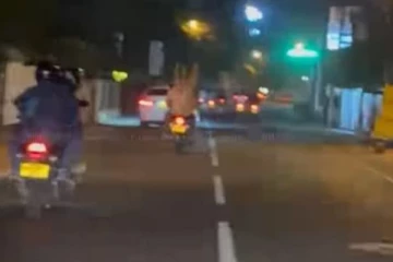 ஆசன முன்பதிவு செய்தது ஒரு குற்றமா? வைரலாகி வரும் புகைப்படம்