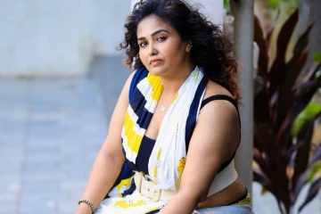 41 வயதில் குறையாத கிளாமர்!! நடிகை அர்ச்சனா மாரியப்பனின் புகைப்படங்கள்...