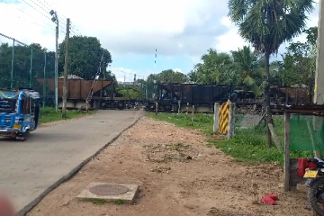 உயிருடன் விளையாடும் மட்டக்களப்பு புகையிரத திணைக்களம்: மக்கள் விசனம் தெரிவிப்பு(Photos)