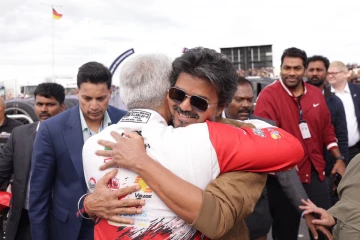 ஓடிச்சென்று அஜித்தை கட்டியணைத்த விஜய்.. படுவைரல் ஆகும் வீடியோ, புகைப்படங்கள்