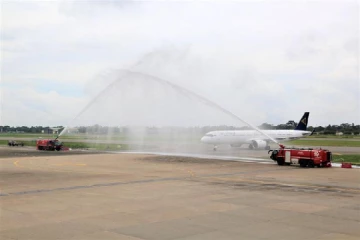 கட்டுநாயக்காவிற்கு நேரடி விமான சேவை ஆரம்பம்:சுற்றுலா பயணிகளுடன் வந்த விமானத்திற்கு வரவேற்பு (படங்கள்)