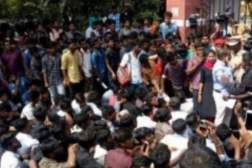 மாணவியிடம் அத்துமீறிய பேராசிரியர்: போராட்டத்தில் ஈடுபட்ட மாணவர்கள் மீது தடியடி.!