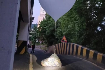 குப்பைகளுடன் ஜனாதிபதி மாளிகையில் தரையிறங்கிய ராட்சத பலூன்: அடங்காத வடகொரியா