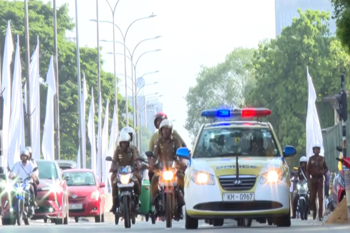 சிறை மோதலில் உயிரிழந்த அதிகாரிகளுக்கு இறுதி மரியாதை! கண்ணீருடன் விடுக்கப்பட்டுள்ள உருக்கமான கோரிக்கை | Bodies Of Prison Officers Killed In Colombo சிறை மோதலில் உயிரிழந்த அதிகாரிகளுக்கு இறுதி மரியாதை! கண்ணீருடன் விடுக்கப்பட்டுள்ள உருக்கமான கோரிக்கை | Bodies Of Prison Officers Killed In Colombo