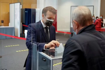 பிரான்சில் மரண அடி வாங்கும் ஜனாதிபதி இமானுவல் மேக்ரான்