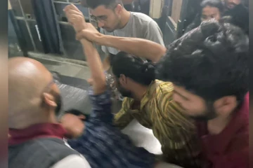 மாணவர்கள் இடையே மோதல் - பலர் காயம்..!