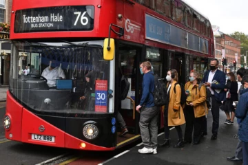 லண்டனில் யூத சிறுவர்களுக்கு நிற்காமல் சென்ற பேருந்து: சாரதியை பாராட்டிய சக பயணிகள்