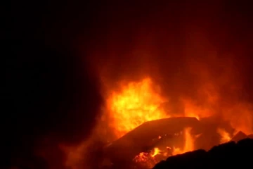 கொல்கத்தாவில் பயங்கர தீ விபத்து - காயம் அடைந்த தீயணைப்புத்துறை அதிகாரிகள்