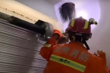 பேய் படங்களை மிஞ்சும் சம்பவம்.. சீலிங்கில் தொங்கிய சிறுமியின் தலை! பகிர் கிளப்பும் வீடியோ