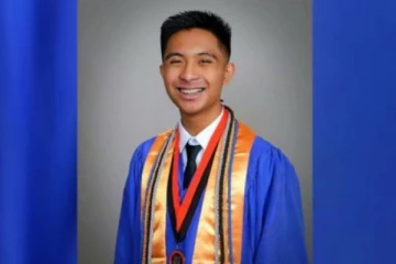 மூன்று கல்லூரி பட்டப்படிப்புடன் உயர்நிலைப் பள்ளியில் வெற்றி பெற்ற மாணவன்