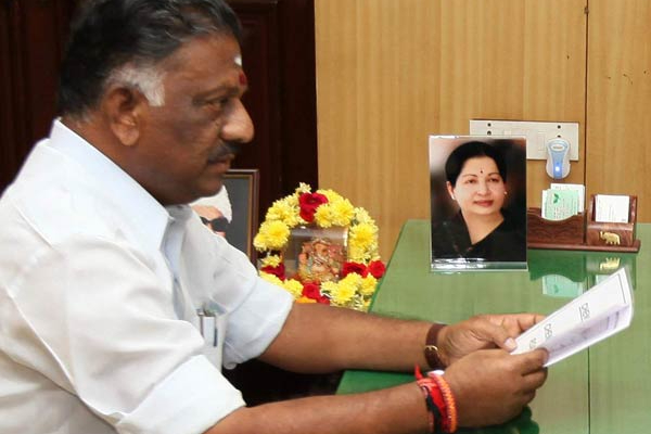 வங்கிகளுக்கு ஓபிஎஸ் கடிதம் - கணக்குகளை யாரிடமும் ஒப்படைக்கக் கூடாது! - தமிழ்நாடு