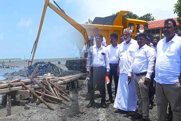 மன்னார் பள்ளி முனை கிராமத்திற்கு அமைச்சர் டக்ளஸ் விஜயம்