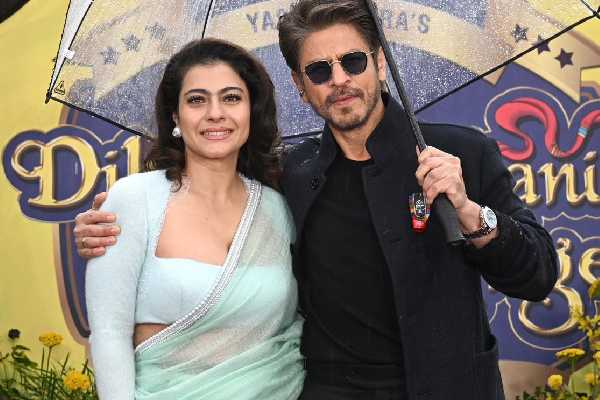 51 வயதிலும் குறையாத அழகு!! டிரான்ஸ்பெரண்ட் சேலையில் மின்னும் நடிகை கஜோல்.. | Kajol Recent Photoshoot With Shah Rukh Khan