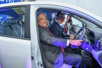 இலங்கையில் முதன்முறையாக அறிமுகமான புதிய கார் - ஆரம்பித்து வைத்தார் ரணில்