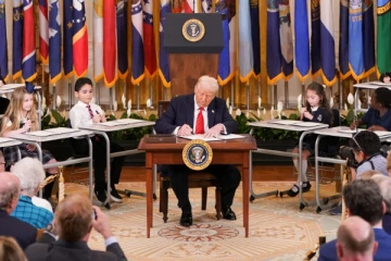 அமெரிக்காவின் கல்வித்துறையில் பல ஊழியர்கள் பணி நீக்கம் ; ட்ரம்ப் அரசாங்கத்திற்கு நீதிமன்றம் உத்தரவு