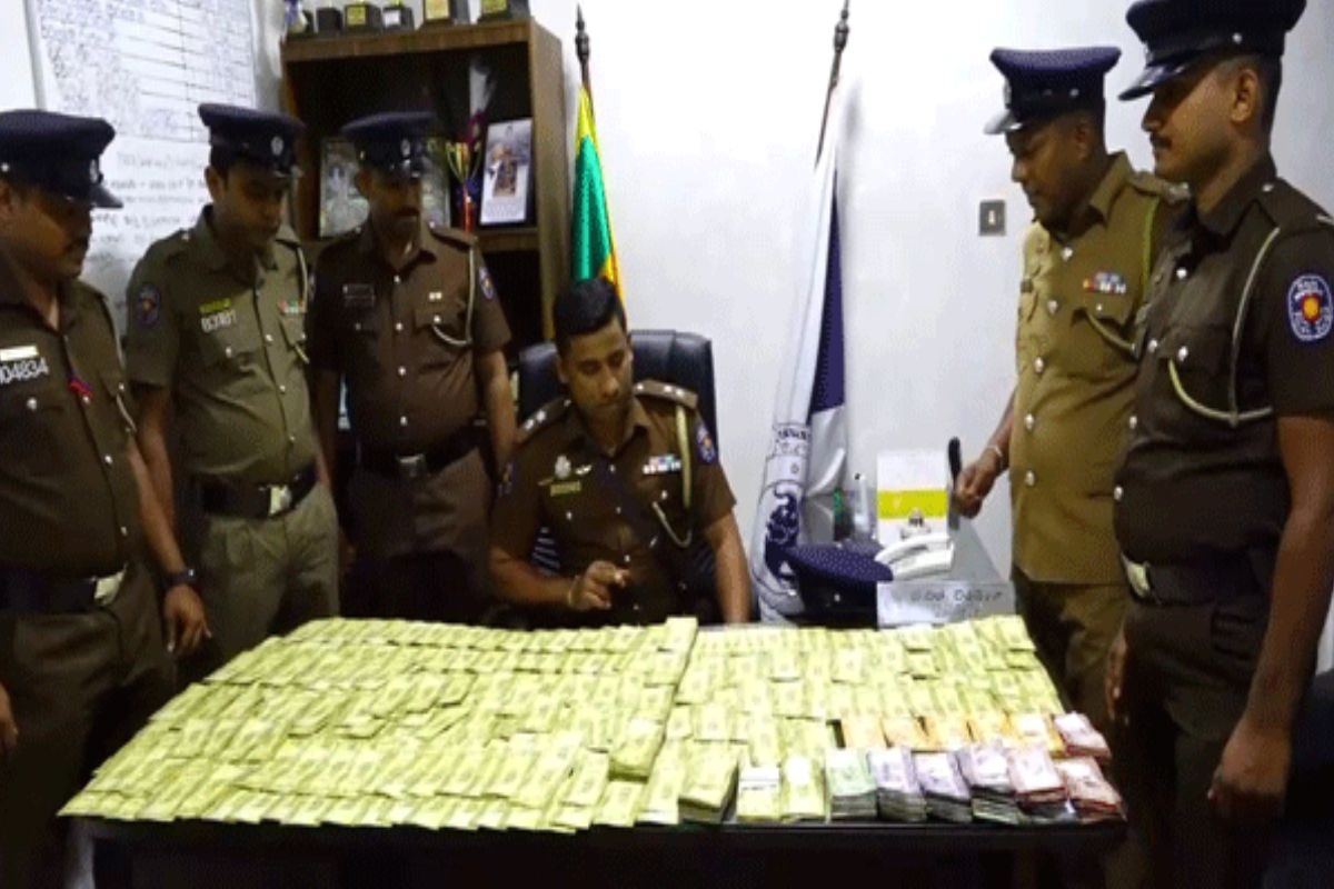 பௌர்ணமியில் பாதயாத்திரை சென்று திரும்பிய தொழிலதிபருக்கு வீட்டிற்குள் காத்திருந்த ஷாக் ; கட்டுகட்டாக மீட்கப்பட்ட பணம் | Pilgrim Businessman Faces Shock At Home