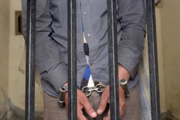 நடுரோட்டில் பெண்ணிடம் தவறாக நடந்து கொண்ட இளைஞர்! பாதிக்கப்பட்ட பெண் கொடுத்த சரியான பதிலடி..